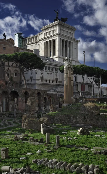 Италия, Рим, вид на Римский форум и Викторианский дворец — стоковое фото
