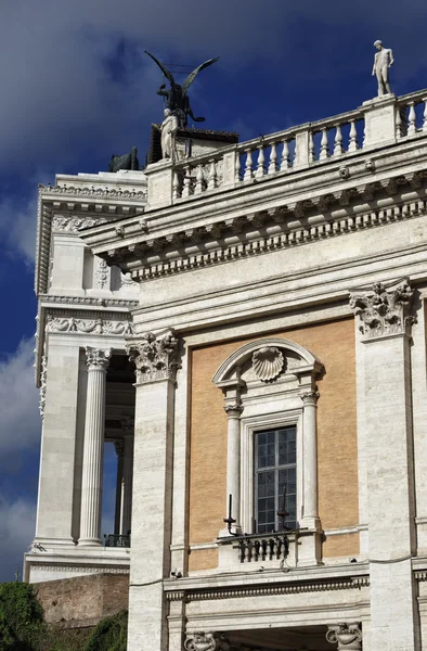 Blick auf das kapitolinische Museumsgebäude und den dahinter liegenden viktorianischen Palast (Vittoriano) — Stockfoto