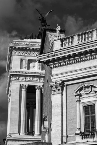 Blick auf das kapitolinische Museumsgebäude und den dahinter liegenden viktorianischen Palast (Vittoriano) — Stockfoto