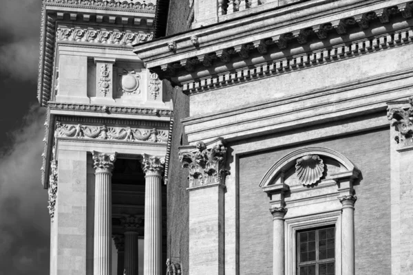 Vista del edificio del Museo Capitolino y el Palacio Victoriano (Vittoriano) detrás de él —  Fotos de Stock