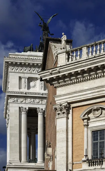 Vue du bâtiment du musée du Capitole et du palais victorien (Vittoriano) derrière lui — Photo