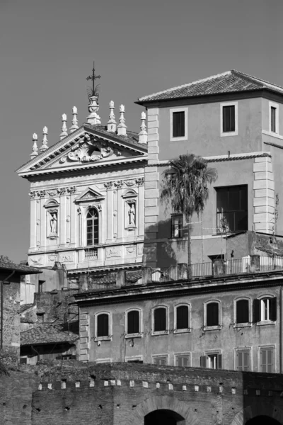 Römische Kirchenfassade und Altbau — Stockfoto