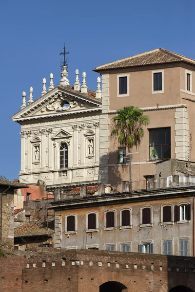 Fachada da igreja romana e edifício antigo — Fotografia de Stock