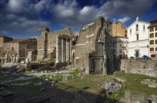 Roman ruins — Stock Photo, Image