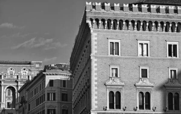 Façade du vieux bâtiment près de Piazza Venezia — Photo