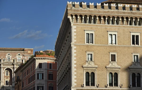 Staré fasády budovy poblíž náměstí piazza venezia — Stock fotografie