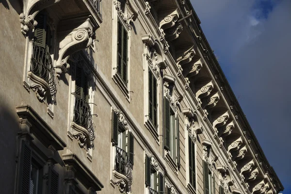 Façade du vieux bâtiment près de Piazza Venezia — Photo