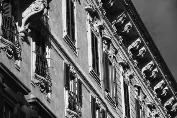 Old building facade near Piazza Venezia — Stock Photo, Image