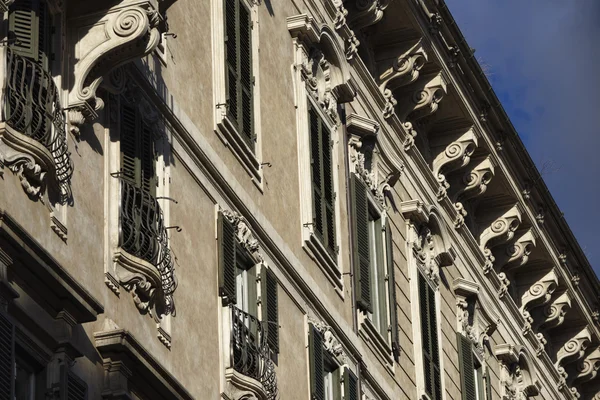 Façade du vieux bâtiment près de Piazza Venezia — Photo