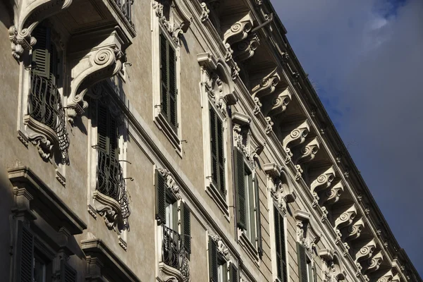 Old building facade near Piazza Venezia — Stock Photo, Image