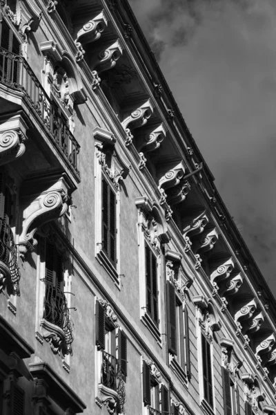 หน้าตึกเก่าใกล้ Piazza Venezia — ภาพถ่ายสต็อก