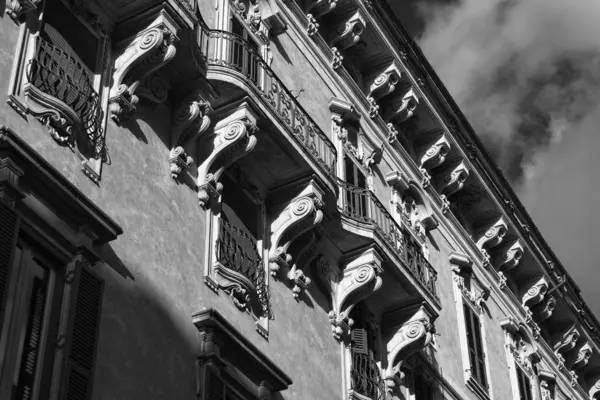 หน้าตึกเก่าใกล้ Piazza Venezia — ภาพถ่ายสต็อก