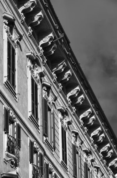 Фасад старого здания рядом с площадью Венеции — стоковое фото
