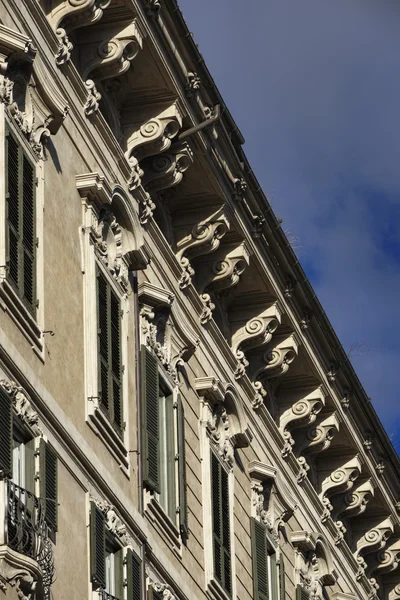 Old building facade near Piazza Venezia — Stock Photo, Image