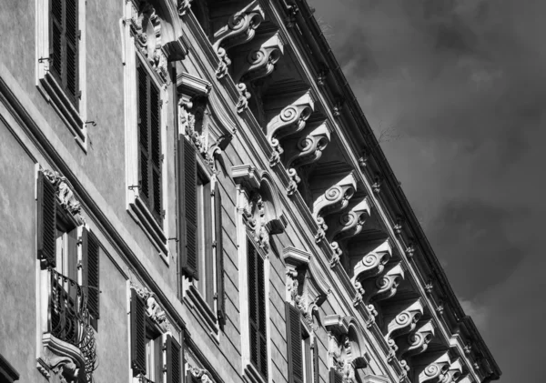 Alte fassade des gebäudes nahe der piazza venezia — Stockfoto