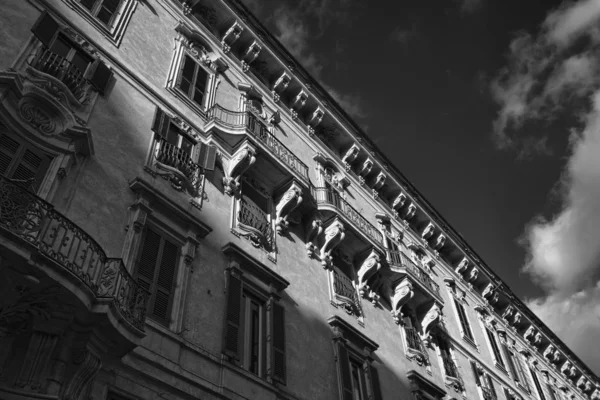 Stara fasada budynku, w pobliżu placu piazza venezia — Zdjęcie stockowe