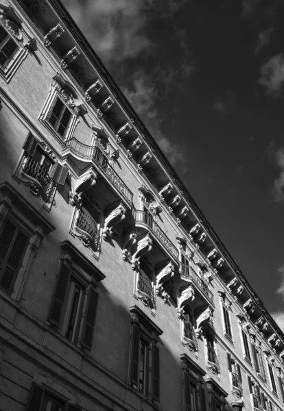 Antigua fachada del edificio cerca de Piazza Venezia — Foto de Stock