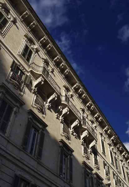 Фасад старого здания рядом с площадью Венеции — стоковое фото
