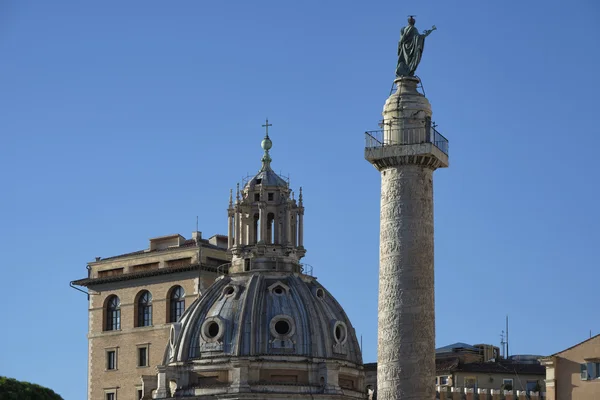 Pohled na Traianus sloupce a kostel santa maria di loreto — Stock fotografie