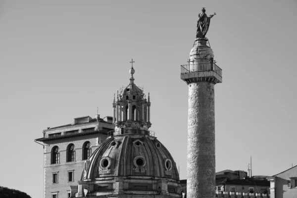 Lihat Kolom Trajan dan Gereja Santa Maria di Loreto — Stok Foto