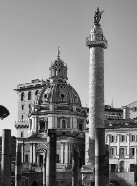 Lihat Kolom Trajan dan Gereja Santa Maria di Loreto — Stok Foto