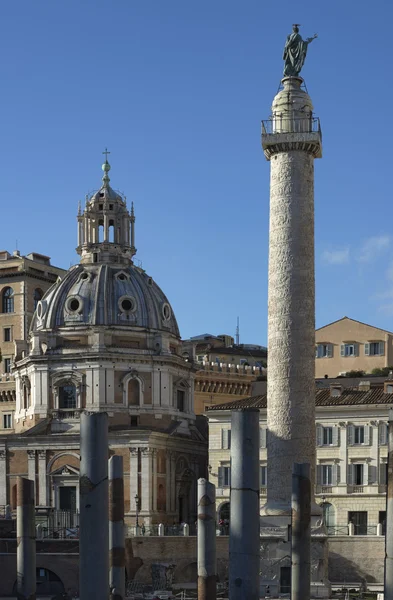 Pohled na Traianus sloupce a kostel santa maria di loreto — Stock fotografie