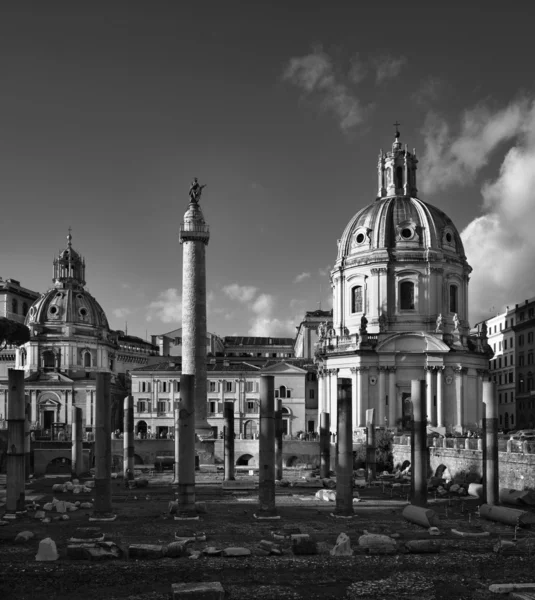 Udsigt over Trajan kolonne og Santa Maria di Loreto kirke - Stock-foto