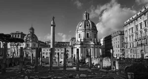 Udsigt over Trajan kolonne og Santa Maria di Loreto kirke - Stock-foto