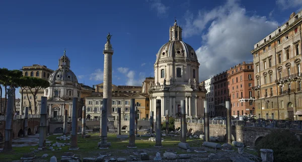 Pohled na Traianus sloupce a kostel santa maria di loreto — Stock fotografie