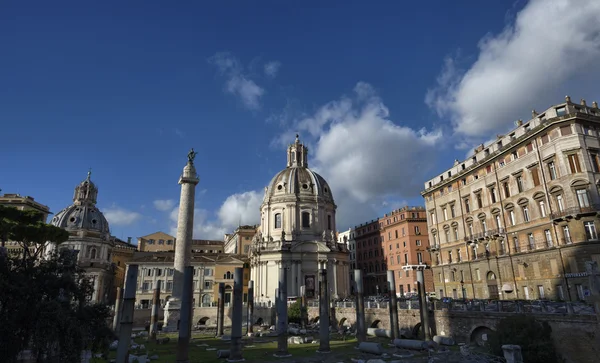 Pohled na Traianus sloupce a kostel santa maria di loreto — Stock fotografie