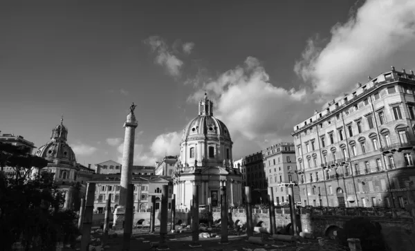 Widok na kolumnie Trajana i Kościół santa maria di loreto — Zdjęcie stockowe