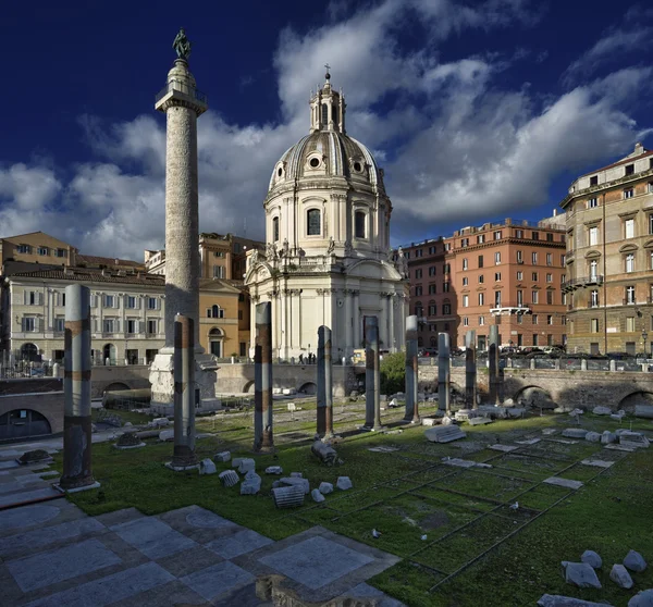 Uitzicht op de zuil Trajanus en de kerk van santa maria di loreto — Stockfoto