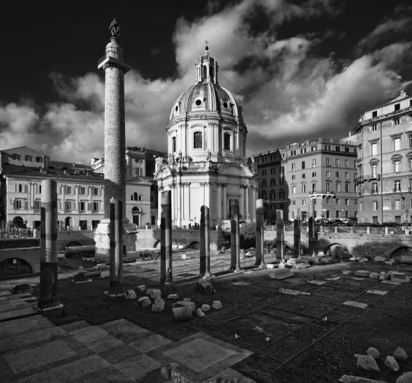 Blick auf die Trajansäule und die Santa Maria di Loreto Kirche — Stockfoto