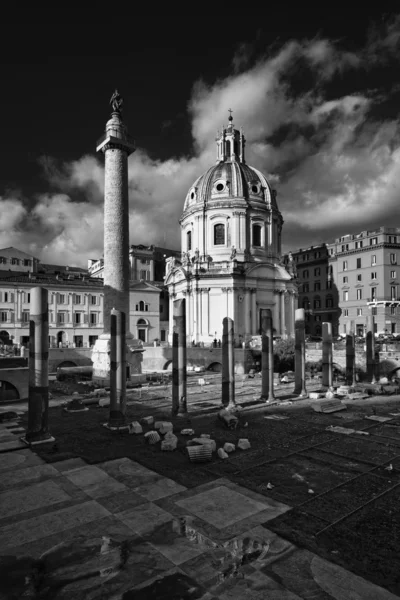 Blick auf die Trajansäule und die Santa Maria di Loreto Kirche — Stockfoto