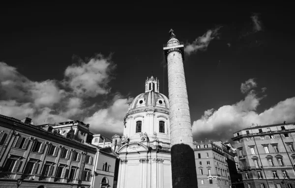 Die Trajansäule und die Kirche Santa Maria di Loreto — Stockfoto