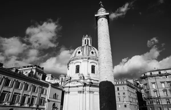 Kolumna Trajana i Kościół santa maria di loreto — Zdjęcie stockowe