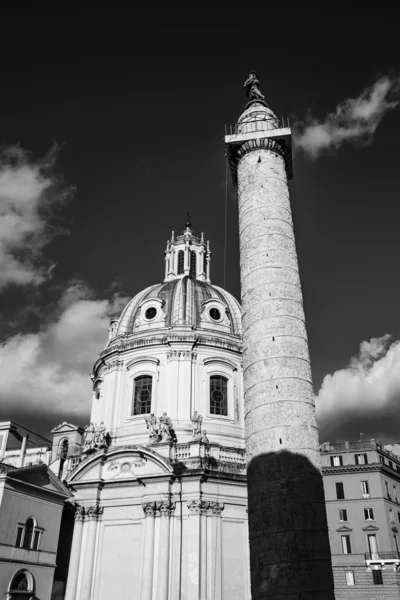 Trajanus kolumn och kyrkan santa maria di loreto — Stockfoto