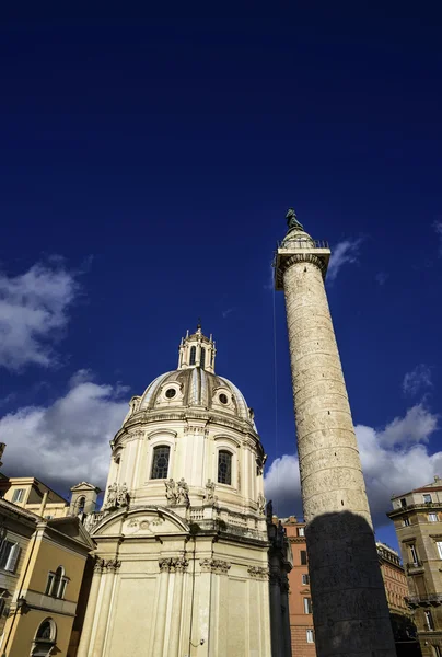 Traianus sloupec a kostel santa maria di loreto — Stock fotografie