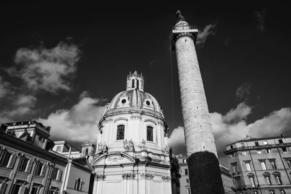 Trajan sütunu ve santa maria di loreto Kilisesi — Stok fotoğraf