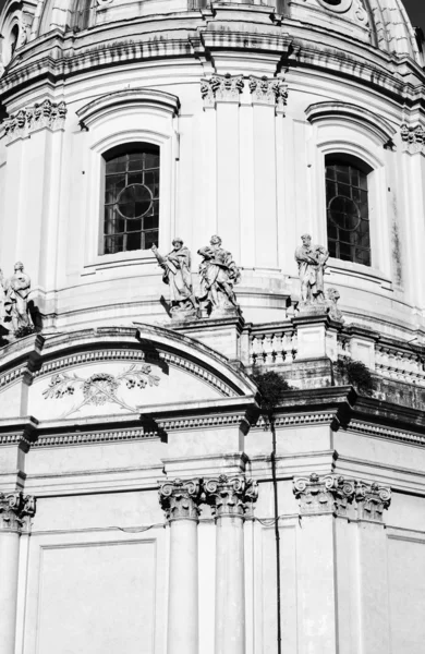 Колокольня церкви Санта Мария ди Лорето — стоковое фото
