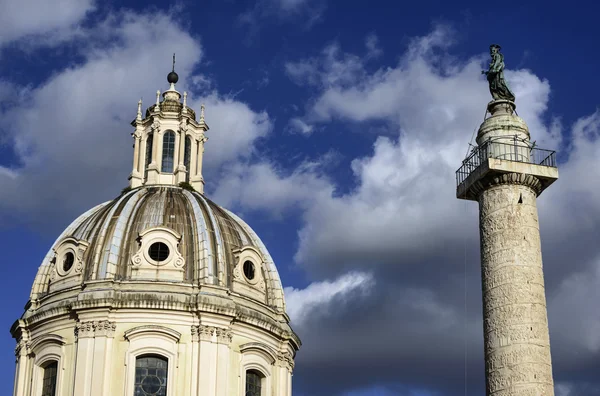 Traianus sloupec a kostel santa maria di loreto — Stock fotografie