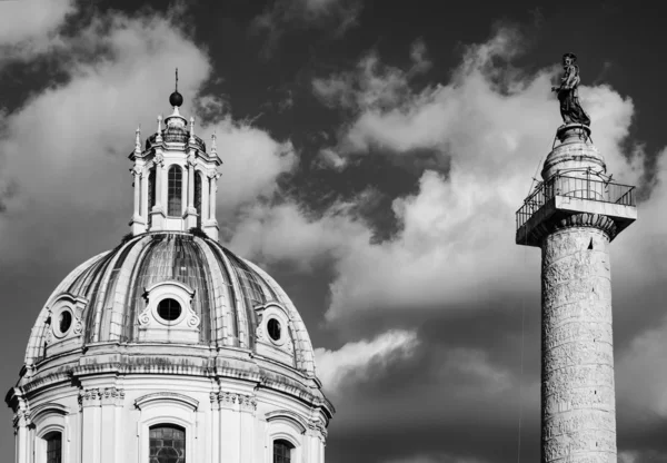 De zuil Trajanus en de kerk van santa maria di loreto — Stockfoto