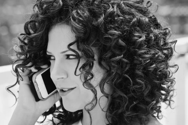 Giovane donna al telefono — Foto Stock