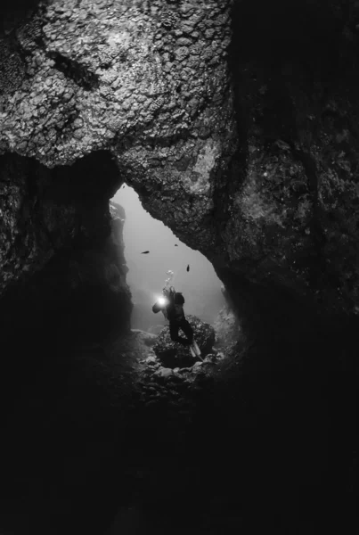 Plongée dans une grotte, plongée sous-marine — Photo