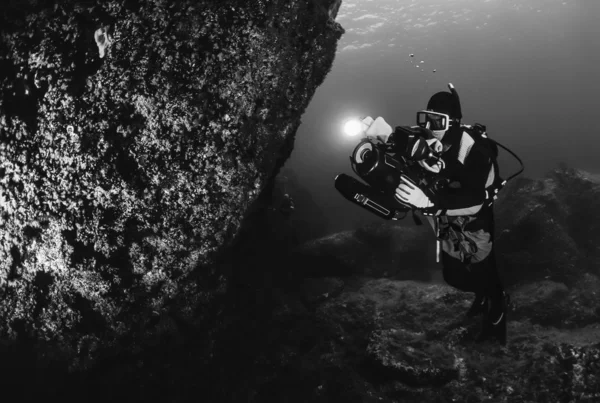 Filmowanie scuba diver — Zdjęcie stockowe