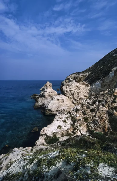 Βραχώδη ακτή του νησιού — Φωτογραφία Αρχείου