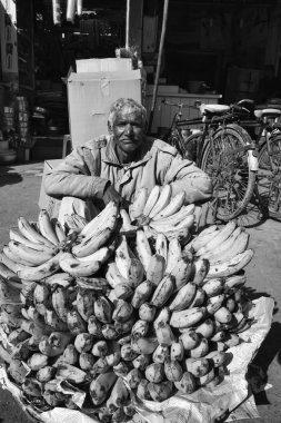 Yerel bir pazarda muz satan Hintli adam