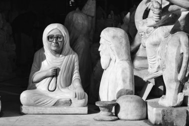 Yerel bir mağazada dini heykeller