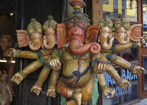 지역 상점에서 판매를 위한 나무 힌두교 ganesh 하나님 동상 — 스톡 사진