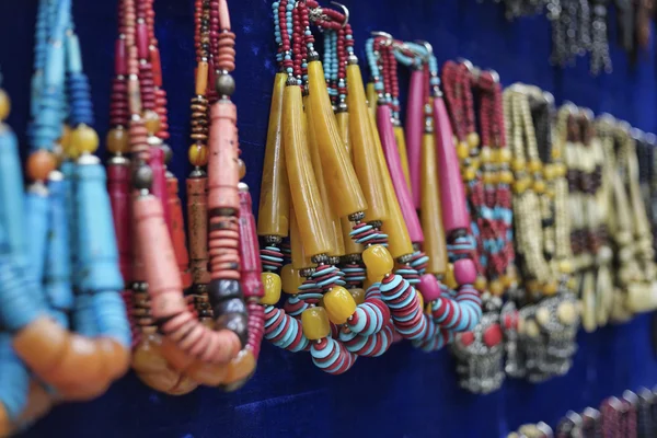 Индийские ожерелья на продажу в местном магазине — стоковое фото